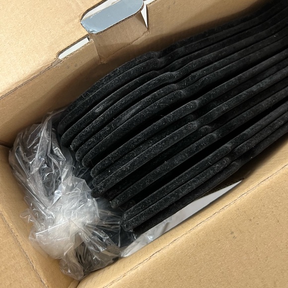 Berkley Jensen 35 Black Velvet Non Slip Hangers - Picture 4 of 6